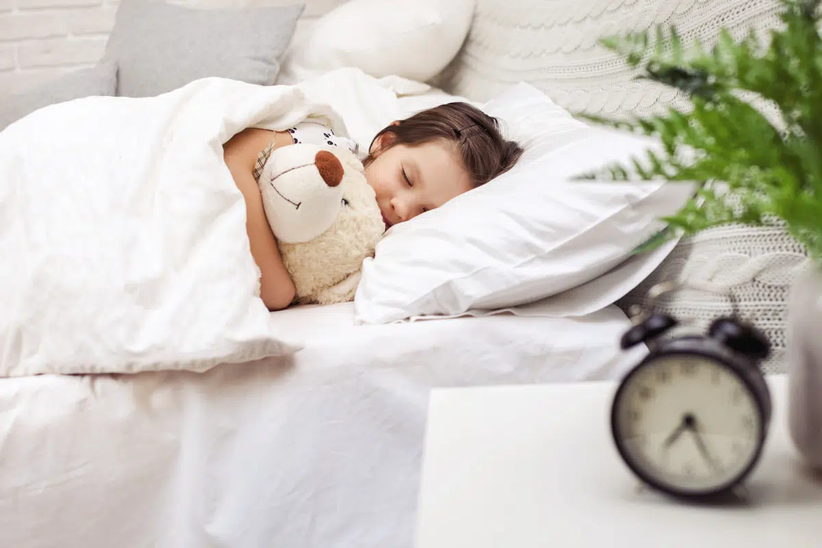 10 sfaturi ca să-l ajuți pe copil să doarmă și să se adapteze la orarul școlar